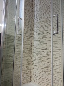 Parete in Petra bianco Primiceri Pietra ricostruita bianco finta pietra pietra ricomposta rivestimenti interni esterni posa in opera Roma Ostia Casalpalocco Infernetto Ostia Torrino Axa