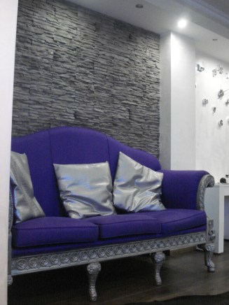 Rivestimento parete soggiorno Petra Primiceri grigio fumo Pietra ricostruita Finta pietra Pietra ricomposta Roma Rinnovareconlapietra.com