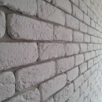 Una parete di una mansarda, rivestita con Mattone bianco