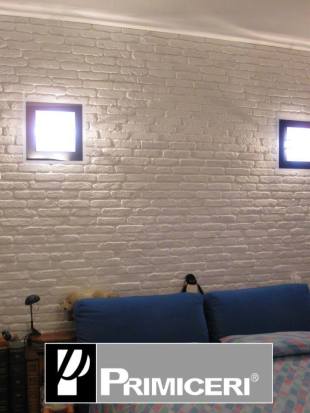 parete mattoncino bianco dietro divano