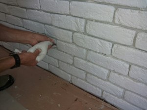 Parete in Mattone bianco Primiceri Pietra ricostruita bianco finta pietra pietra ricomposta rivestimenti interni esterni posa in opera Roma Ostia Casalpalocco Infernetto Ostia Torrino Axa