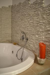 bagno in petra bianca