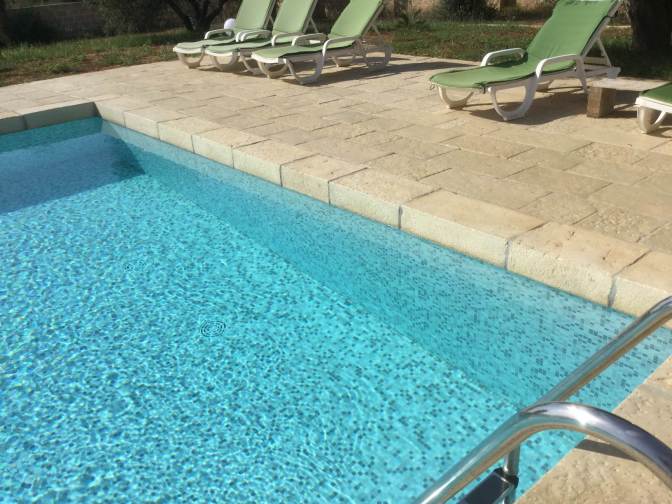 Gradino utilizzato come bordo piscina