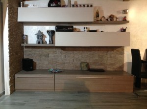 Boiserie e parete addossata rivestita Petra grigio fumo