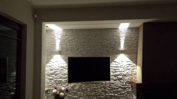 mattoni in polistirolo, pareti in pietra per soggiorno, rinnovare con la pietra, rivestimenti in pietra, salone rivestire un muro in pietra e uno spatolato oro, restayling locale commerciale, restyling locale commerciale, parete in pietra in soggiorno, come rivestire una parete umida, listelli primiceri, pannelli, finta pietra per esterno , rivestimento mattoni bianchi, parete pietra salotto,