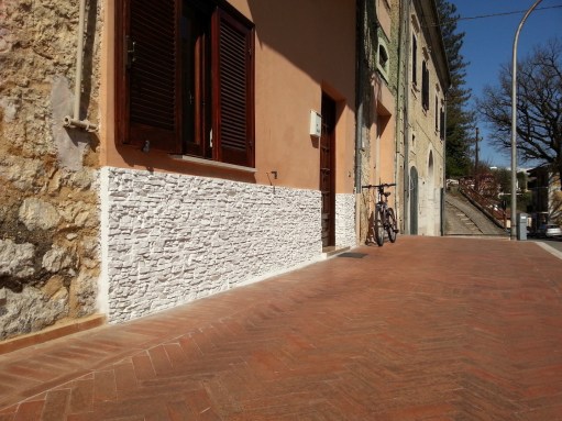 Muro recinzione con Petra giallo sinai elemento pietra ricostruita Primiceri Roma bianco esterni interni antigeliva