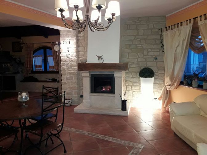 Uno splendido camino nobilitato con Roccia antica