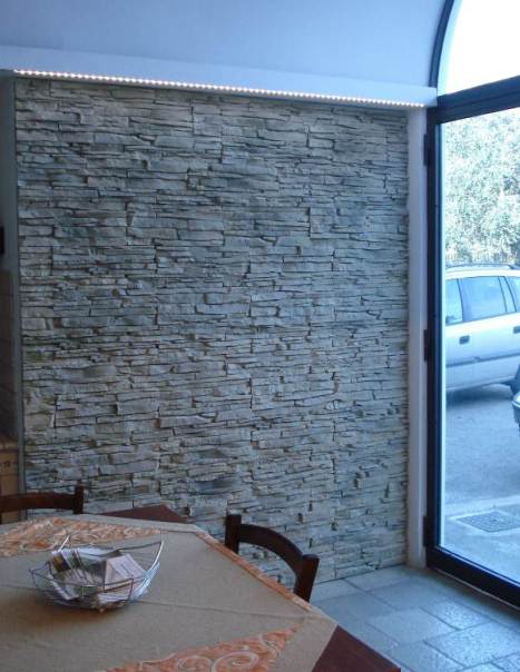 Parete con Petra grigio-fumo in ambiente cucina.