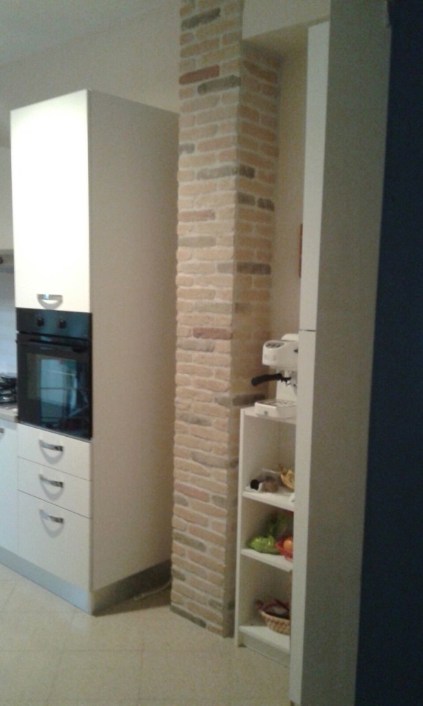 pilastro rivestito in listello ocra