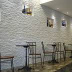 Un bar in Petra bianco (restyling locale commerciale)