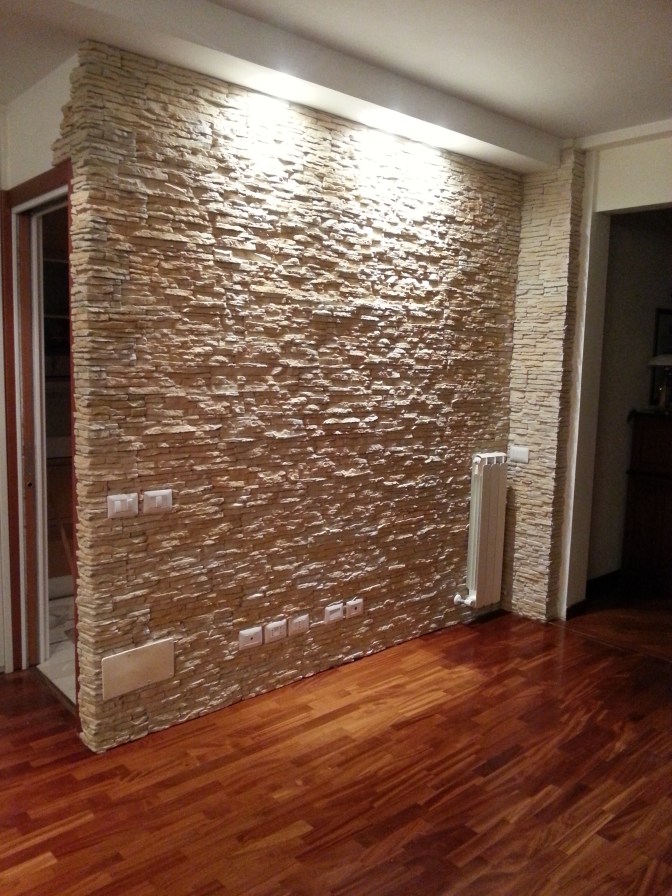 L'eleganza di Petra giallosinai accostata al parquet