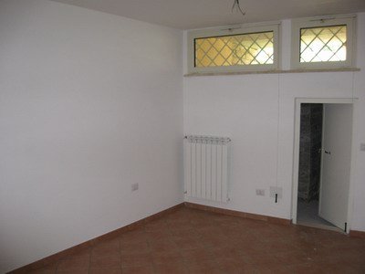 Parete sala hobby,, problemi umidità nei muri, si può rivestire muro umido? Come mascherare umidità, come nascondere umidità