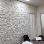 Petra at work, pareti in un ufficio