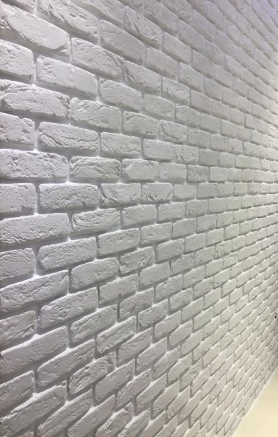 parete mattone bianco stuccata bene