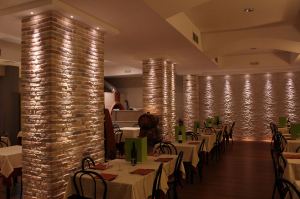 Restyling ristorante, pietra ricostruita pareti ristorante, interior design, arredo pareti ristorante, 