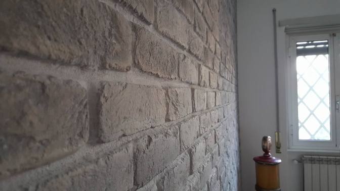 Parete in mattoni soggiorno, Mattoni riprodotti Roma, Mattoni per rivestimento Roma, Mattoncini colorati Roma, Mattoni finta pietra, Finti mattoni, rivestimento soggiorno in pietra roma, pietra ricostruita prezzi roma