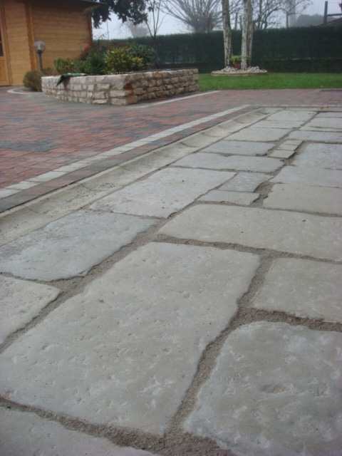 Vecchio basolato e canalina