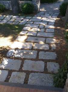 pavimenti antichizzati, pavimenti antichi, vecchi pavimenti, pavimenti recuperati, oavimenti Primiceri, pavimenti da esterno, pavimenti da giardino, sentieri in giardino, sentieri su prato, vialetti su prato, vialetti a secco, giardino, villa d'epoca
