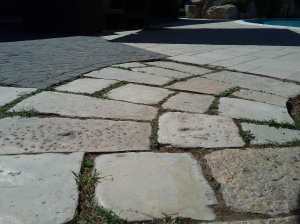 pavimenti antichizzati, pavimenti antichi, vecchi pavimenti, pavimenti recuperati, oavimenti Primiceri, pavimenti da esterno, pavimenti da giardino, sentieri in giardino, sentieri su prato, vialetti su prato, vialetti a secco, giardino, villa d'epoca