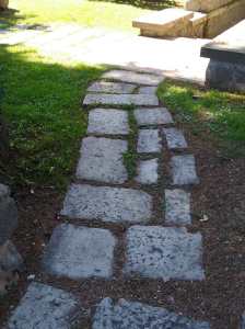 pavimenti antichizzati, pavimenti antichi, vecchi pavimenti, pavimenti recuperati, oavimenti Primiceri, pavimenti da esterno, pavimenti da giardino, sentieri in giardino, sentieri su prato, vialetti su prato, vialetti a secco, giardino, villa d'epoca