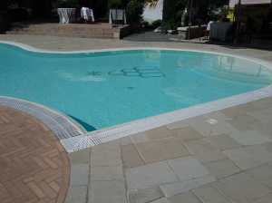 pavimenti antichizzati, pavimenti antichi, vecchi pavimenti, pavimenti recuperati, oavimenti Primiceri, pavimenti da esterno, pavimenti da giardino, sentieri in giardino, sentieri su prato, vialetti su prato, vialetti a secco, giardino, villa d'epoca