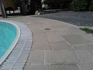 piscina in costruzione, pavimenti per piscina, i mgiliori pavimenti per piscina
