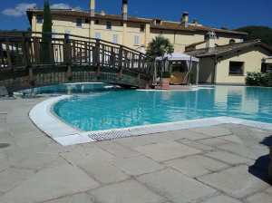 pavimenti antichizzati, pavimenti antichi, vecchi pavimenti, pavimenti recuperati, oavimenti Primiceri, pavimenti da esterno, pavimenti da giardino, sentieri in giardino, sentieri su prato, vialetti su prato, vialetti a secco, giardino, villa d'epoca