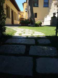 pavimenti antichizzati, pavimenti antichi, vecchi pavimenti, pavimenti recuperati, oavimenti Primiceri, pavimenti da esterno, pavimenti da giardino, sentieri in giardino, sentieri su prato, vialetti su prato, vialetti a secco, giardino, villa d'epoca