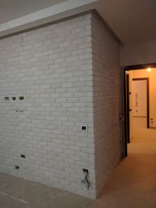 parete in mattoni bianchi roma, arredamento soggiorno, arredamento negozi roma