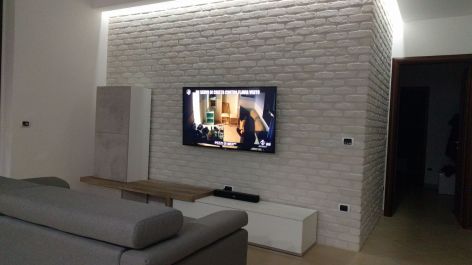 parete soggiorno con tv finta pietra, prezzo finti mattoni, mattoni antichizzati, soggiorno con mattoncini, mattoncini per salotto