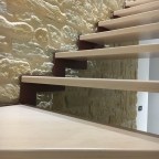 Una scala rivestita con Roccia antica