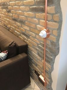 Pareti in mattone, pareti in mattone antichizzato, pareti vintage, listelli antichizzati, pareti mattoni a vista, arredamento negozi roma, arredamento soggiorno, pareti in mattone soggiorno, arredamento salotto, arredamento soggiorno con mattoni, finti mattoni, pannelli mattoni, impianti elettrici cannucce rame a vista, arredamento moderno, specialisti pietra ricostruita, finti mattoncini, mattoncino, idee per rivestire, rinnovareconlapietra.