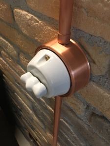 Pareti in mattone, pareti in mattone antichizzato, pareti vintage, listelli antichizzati, pareti mattoni a vista, arredamento negozi roma, arredamento soggiorno, pareti in mattone soggiorno, arredamento salotto, arredamento soggiorno con mattoni, finti mattoni, pannelli mattoni, impianti elettrici cannucce rame a vista, arredamento moderno, specialisti pietra ricostruita, finti mattoncini, mattoncino, idee per rivestire, rinnovareconlapietra.