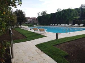 piscina in costruzione, pavimenti per piscina, i mgiliori pavimenti per piscina