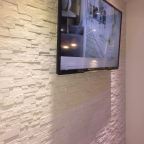 Rivestire una parete in soggiorno dietro la tv