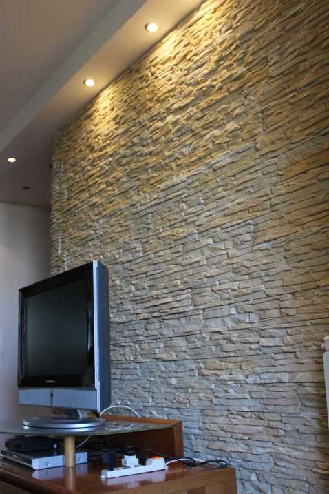 come rivestire una parete televisione in soggiorno, salotto,mattoni in polistirolo, pareti in pietra per soggiorno, rinnovare con la pietra, rivestimenti in pietra, salone rivestire un muro in pietra e uno spatolato oro, restayling locale commerciale, restyling locale commerciale, parete in pietra in soggiorno, come rivestire una parete umida, listelli primiceri, pannelli, finta pietra per esterno , rivestimento mattoni bianchi, parete pietra salotto,