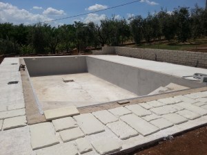 piscina in costruzione, pavimenti per piscina, i mgiliori pavimenti per piscina