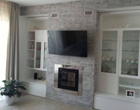 Quarzite, rivestimento interno, parete per schermo tv rivestita finta pietra, arredamento soggiorno, parete salotto rivestita, finta pietra prezzo, offerte pietra ricostruita, rivestimento, Primiceri, Rinnovareconlapietra.com, idee per arredare soggiorno, rivestimento parete tv, schermo tv su parete rivestita finta pietra, arredare con la pietra