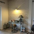 Arredare un soggiorno con mattoni a vista