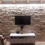 Realizzare una parete in roccia antica in un soggiorno