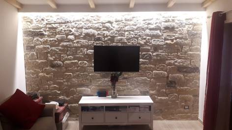 Rivestimenti per il soggiorno, Finta pietra per rivestire una parete in soggiorno, Come attaccare uno schermo su una parete rivestita, parete tv rivestita, rivestimenti atossici, rivestimenti naturali, rivestimento moderno, rivestimento rustico, stile urbano