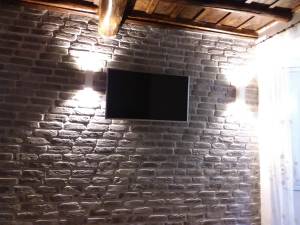 rivestimento parete tv mattoni