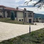 Quando una superficie esterna smette di essere un semplice accesso e diventa parte dell’architettura.